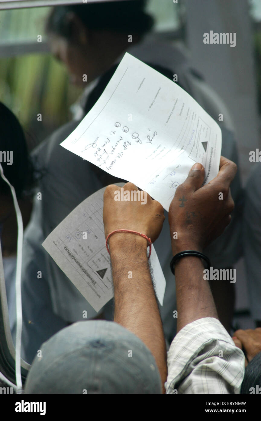 26 juillet 2005 les résidents touchés rush medical mobile van ordonnances médicales pour collecter des médicaments ; épidémie Mumbai Banque D'Images