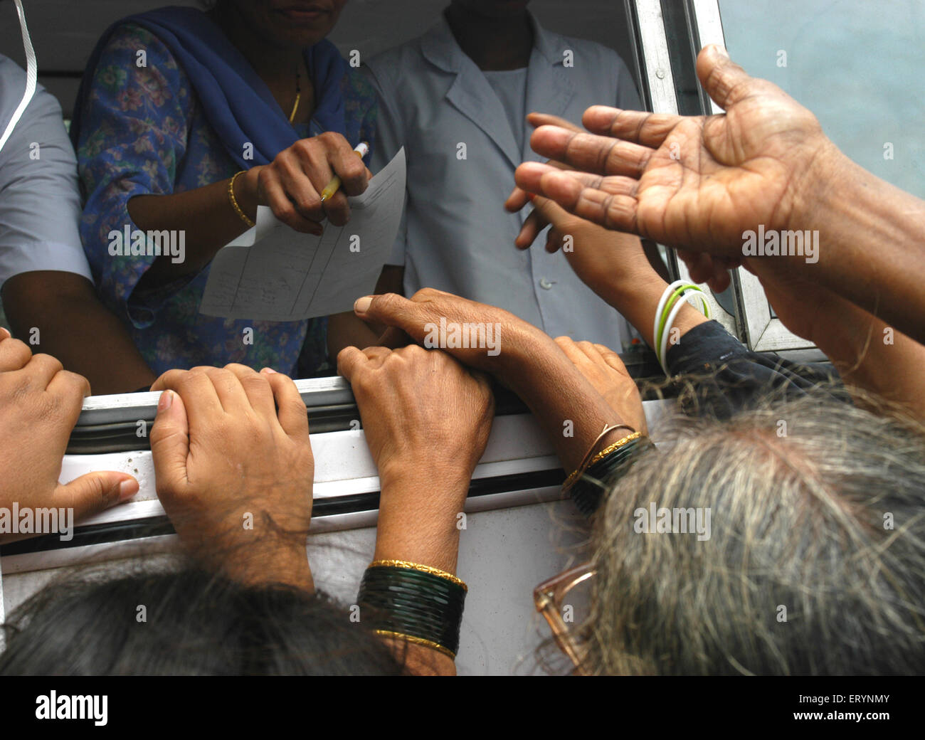 26 juillet 2005 les résidents touchés se précipiter pour une médecine mobile van recueillir épidémie médicaments ; Bombay Mumbai Banque D'Images