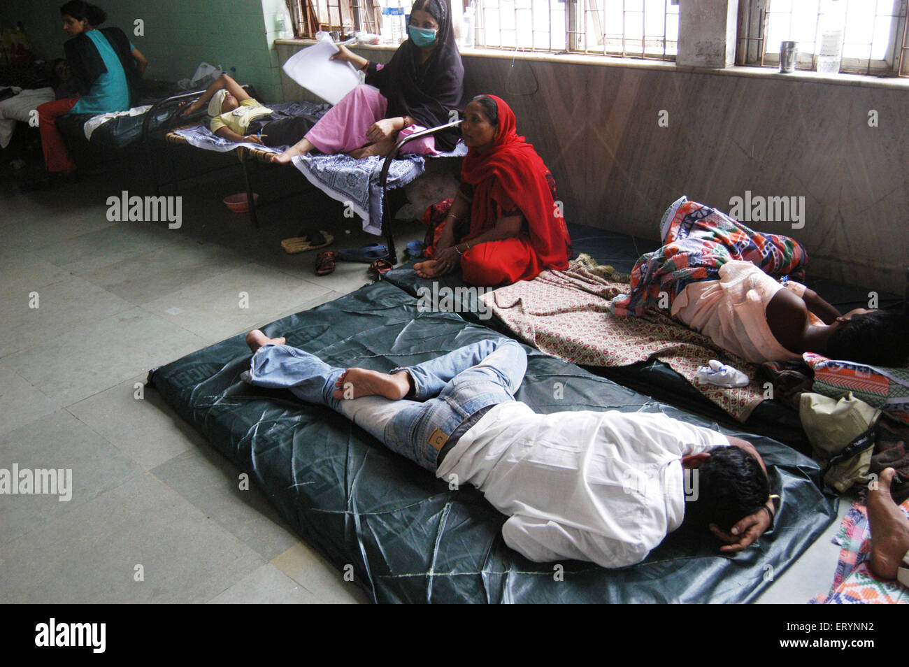 Les patients traités dans les couloirs d'un hôpital municipal dû à des problèmes de surpeuplement ; 26 juillet 2005 les inondations ; Mumbai Banque D'Images