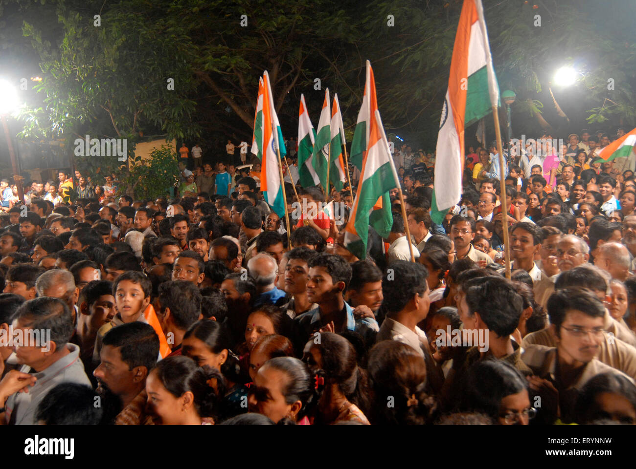 People Celebrating Independence Day avec drapeau indien à minuit le 15 août à Sambaji Maidan Mulund Mumbai Inde Banque D'Images