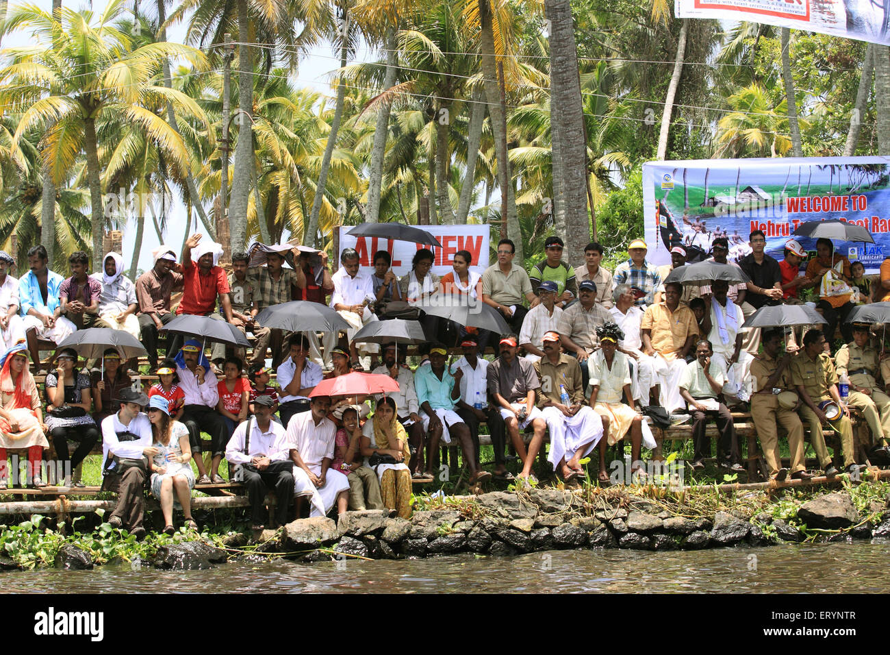 Regarder les gens snake boat race sur le lac punnamada Alleppey Alappuzha Kerala Inde Banque D'Images