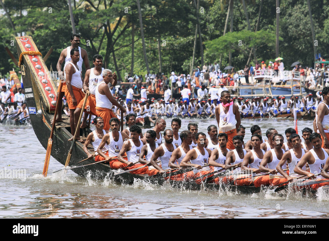 Course en bateau à serpent sur le lac Punnamada ; Alleppey ; Alappuzha ; Kerala ; Inde Banque D'Images