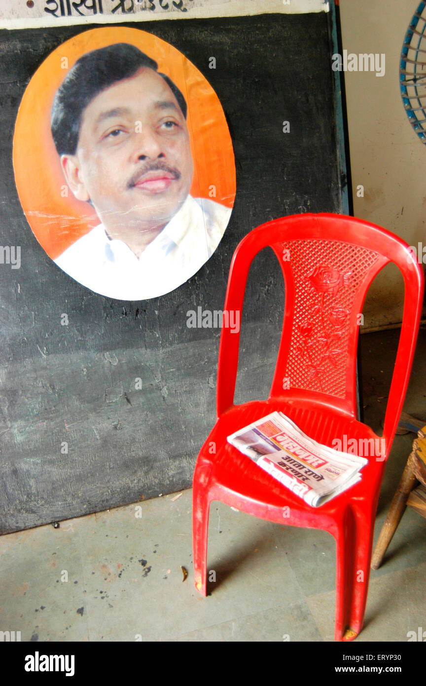 Narayan Tatu Rane , politicien indien , photographie sur le mur et nouvelles dans le journal sur la chaise rouge , Chembur , Bombay , Mumbai , Maharashtra , Inde , Asie Banque D'Images