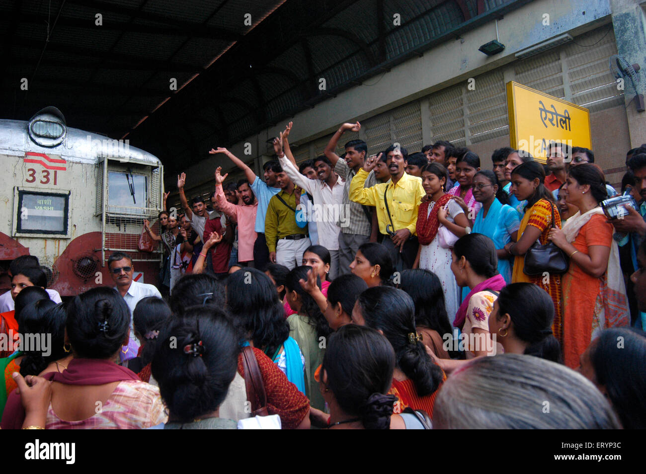 Les banlieusards de protestation qu'ils arrêter étape exigeante trains augmentation de la fréquence des trains de la gare à Airoli ; nouveau Bombay Banque D'Images