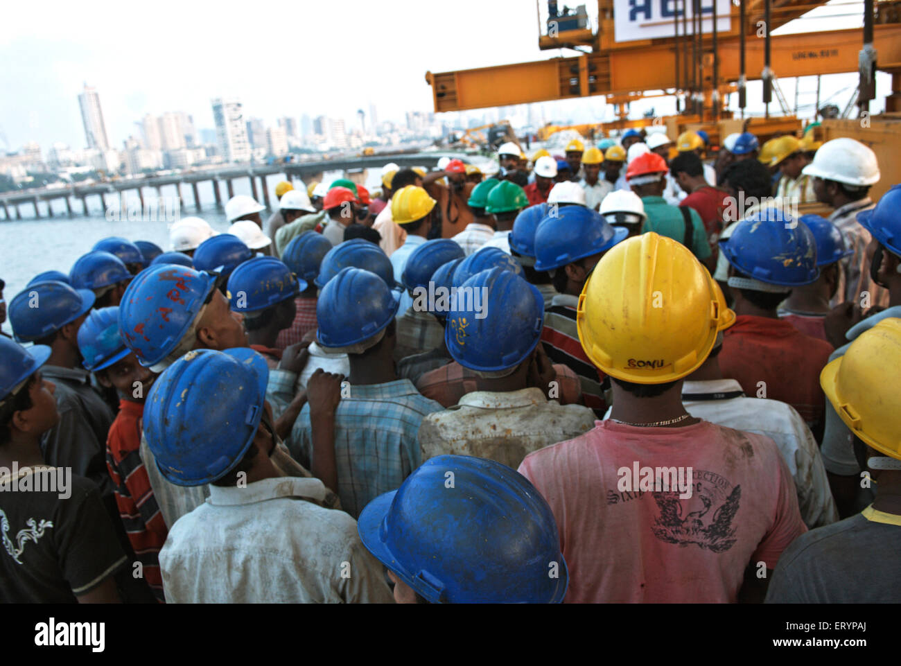 Levage de travailleurs dans la construction du dernier bloc lien Bandra et Worli à Worli Bombay Mumbai Maharashtra ; Inde ; 28 Avril 2009 Banque D'Images