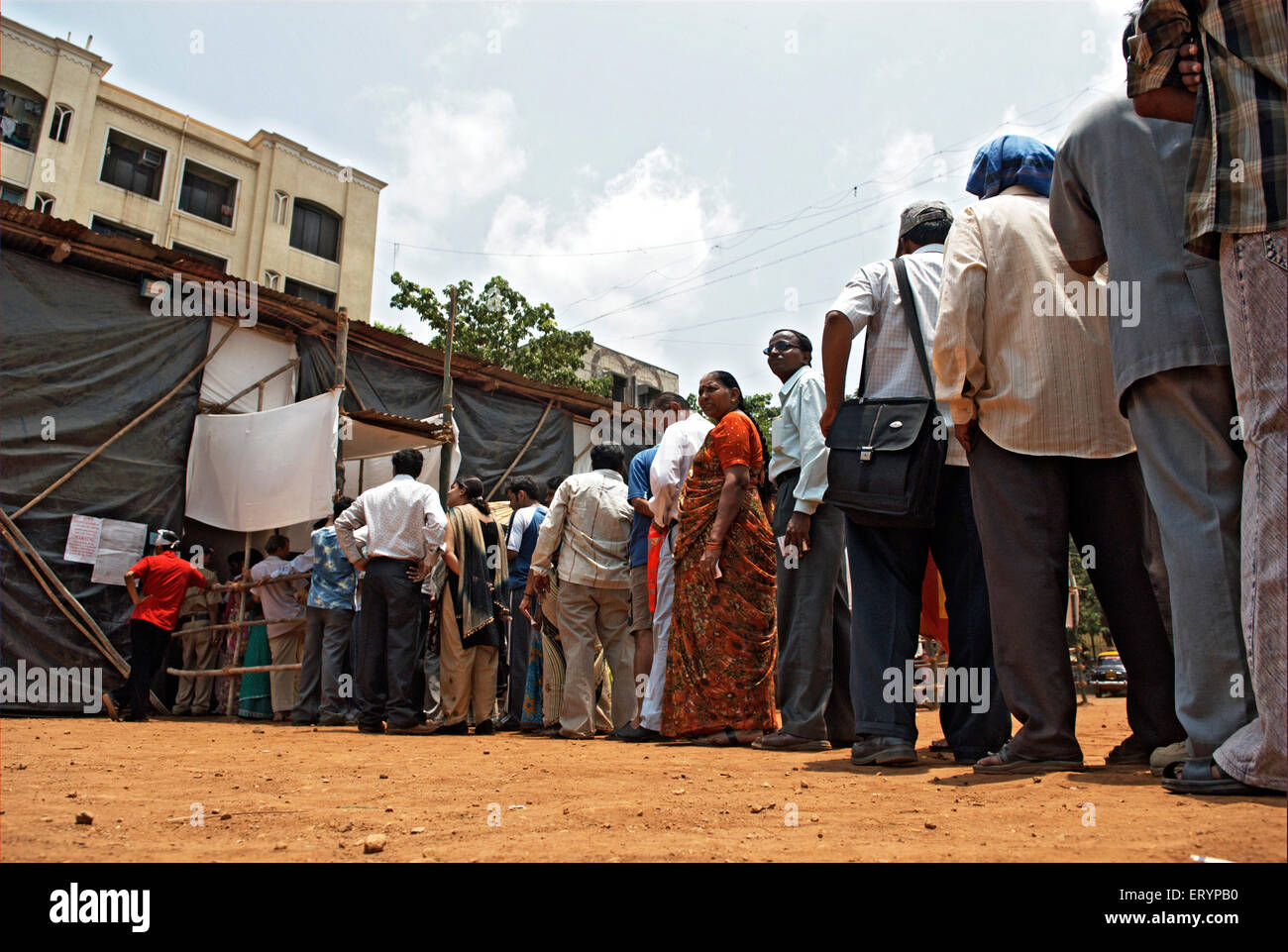 Élections indiennes , file d'attente du bureau de vote , Bombay , Mumbai , Maharashtra , Inde , Asie Banque D'Images