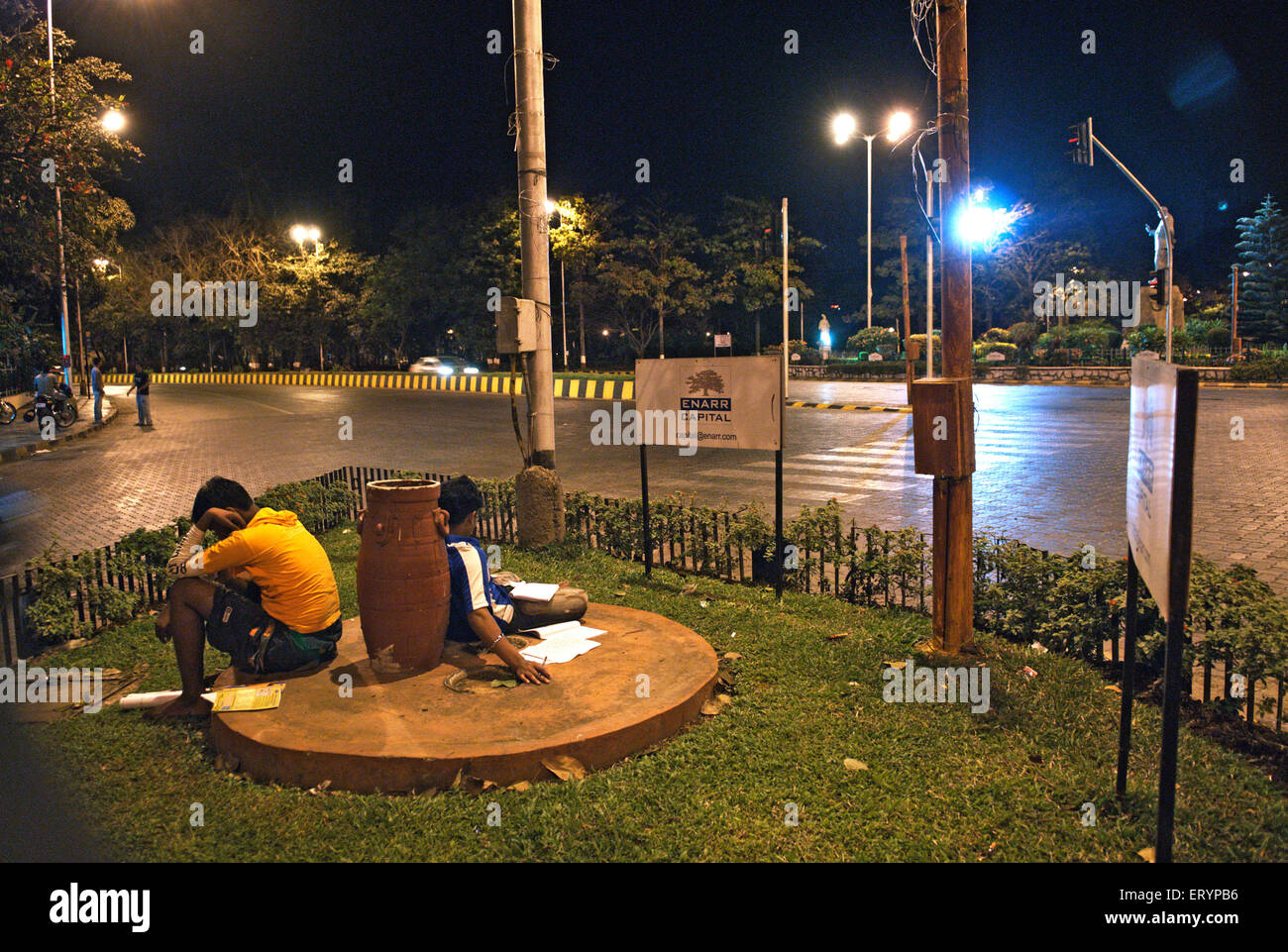 Étudiants étudiant sous les feux de la rue au rond-point , Bombay , Mumbai , Maharashtra , Inde , Asie Banque D'Images