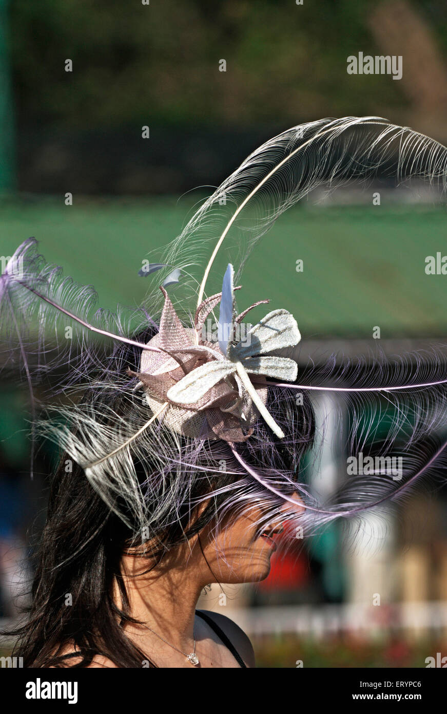 Chic élégant chapeau élégant, Poonawalla Breeders million race , Mahalaxmi Race course , Bombay , Mumbai , Maharashtra , Inde , Indian Derby , Asie Banque D'Images