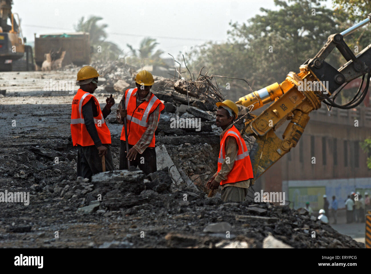 La démolition de l'autopont de lalbaug travailleurs à l'aide de machinerie lourde dans Bombay Mumbai Maharashtra ; Inde ; 5 Mai 2009 Banque D'Images