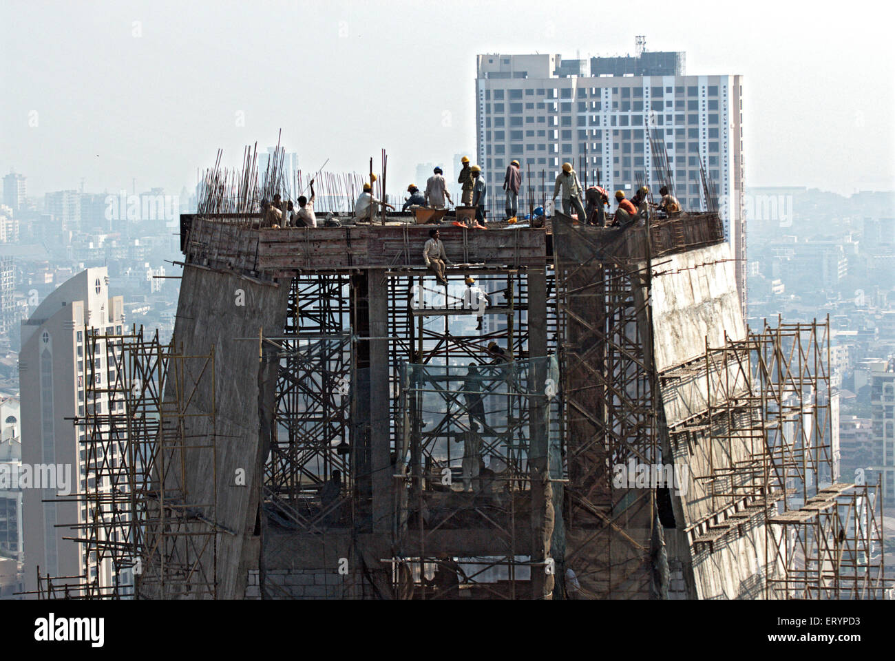 Ouvriers de la construction travaillant sur le bâtiment de gratte-ciel , Bombay , Mumbai , Maharashtra , Inde , Asie Banque D'Images
