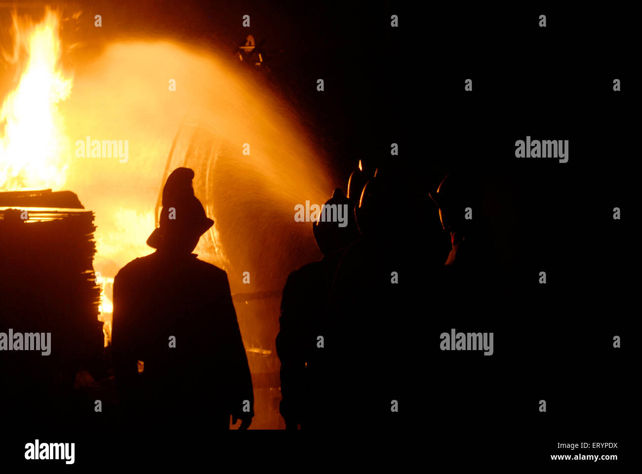 Personnel de la brigade d'incendie incendie dans cool tanker GPL avec de l'eau coups de Kurla ; Bombay Mumbai Maharashtra ; Inde ; Banque D'Images