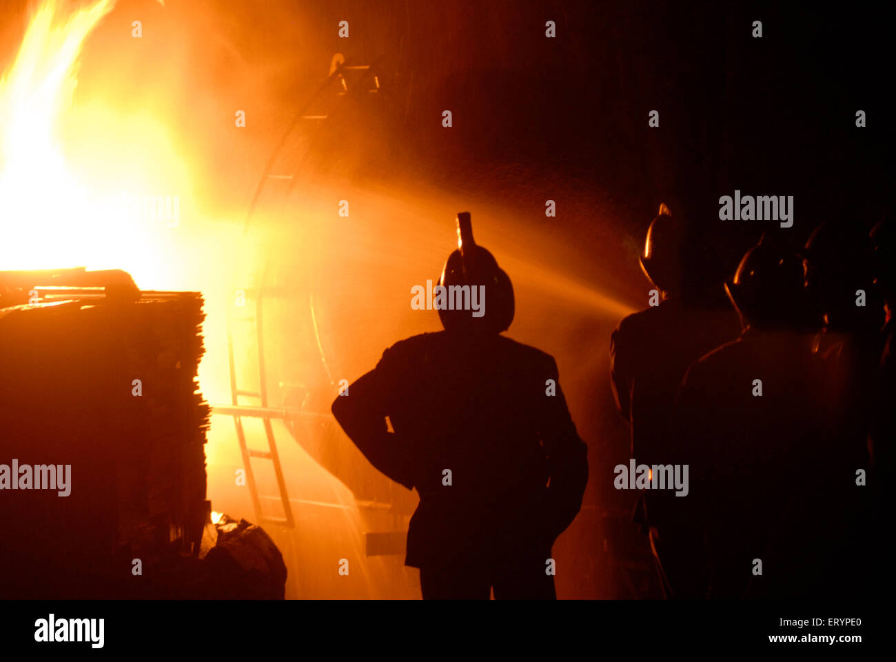 Personnel de la brigade d'incendie incendie dans cool tanker GPL avec de l'eau coups de Kurla ; Bombay Mumbai Maharashtra ; Inde ; Banque D'Images