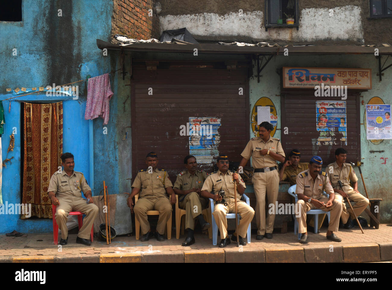 24 septembre 2008 le personnel de la police ; prenez garde en arrière-plan de Dalit colonie sur verdict en massacre de Bombay ; famille Dalit Banque D'Images
