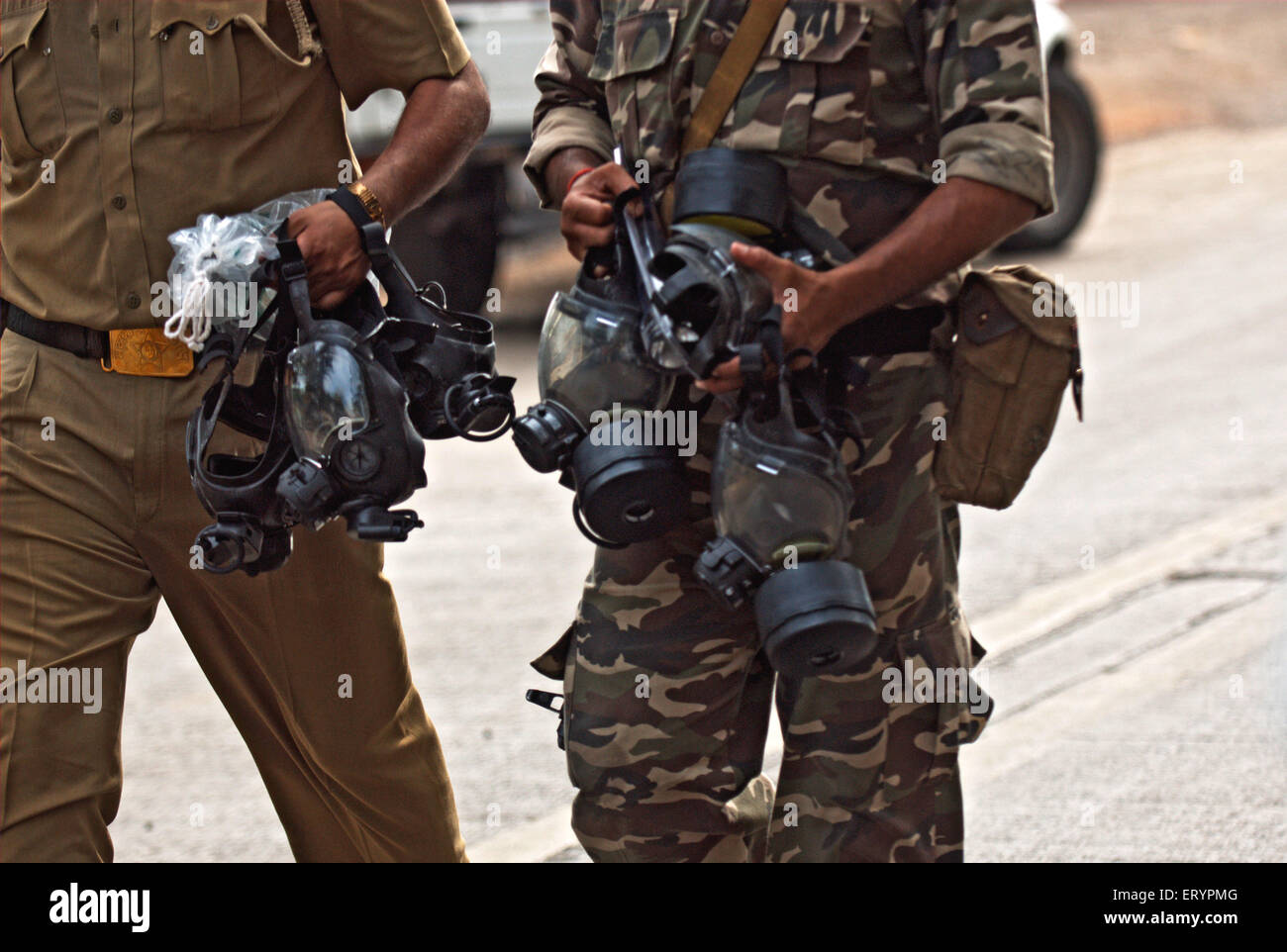 La police et l'armée porte coffre masque pour Taj Mahal hotel après une attaque terroriste par deccan mujahedeen ; Bombay Banque D'Images