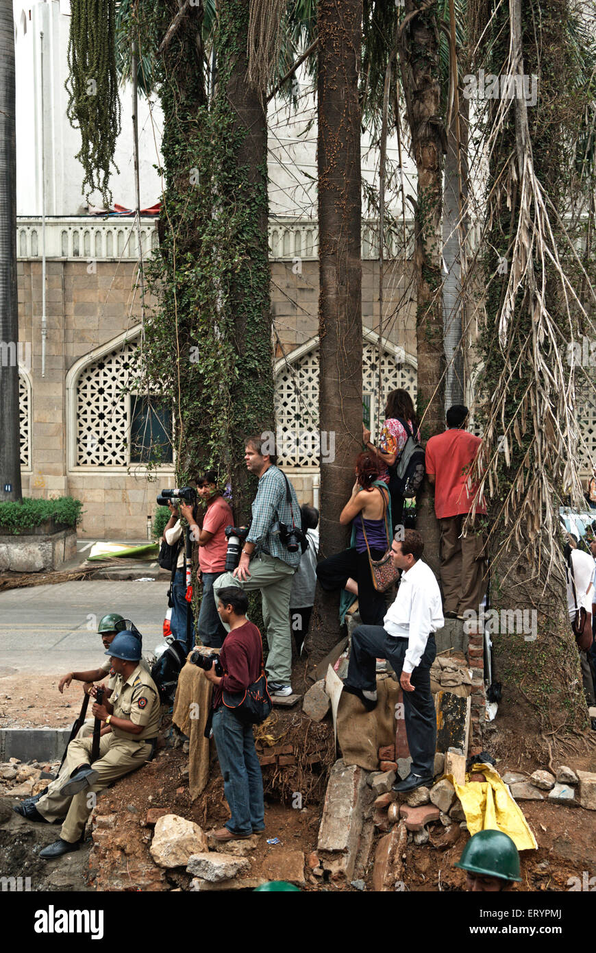 26/11 attentat terroriste de Bombay 2008 , journalistes policiers photographes de presse , Hôtel Taj Mahal , Colaba , Bombay , Mumbai , Maharashtra , Inde , Asie Banque D'Images