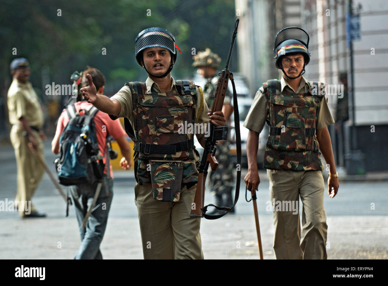 26/11 attaque terroriste de Bombay 2008 , patrouille de police de l'armée , Hôtel Taj Mahal , Colaba , Bombay , Mumbai , Maharashtra , Inde , Asie Banque D'Images