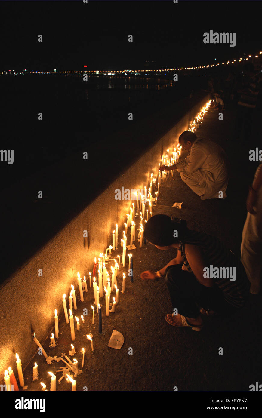 Bougies d'éclairage les gens à Marine Drive en hommage aux victimes d'une attaque terroriste par deccan mujahedeen ; Bombay Banque D'Images