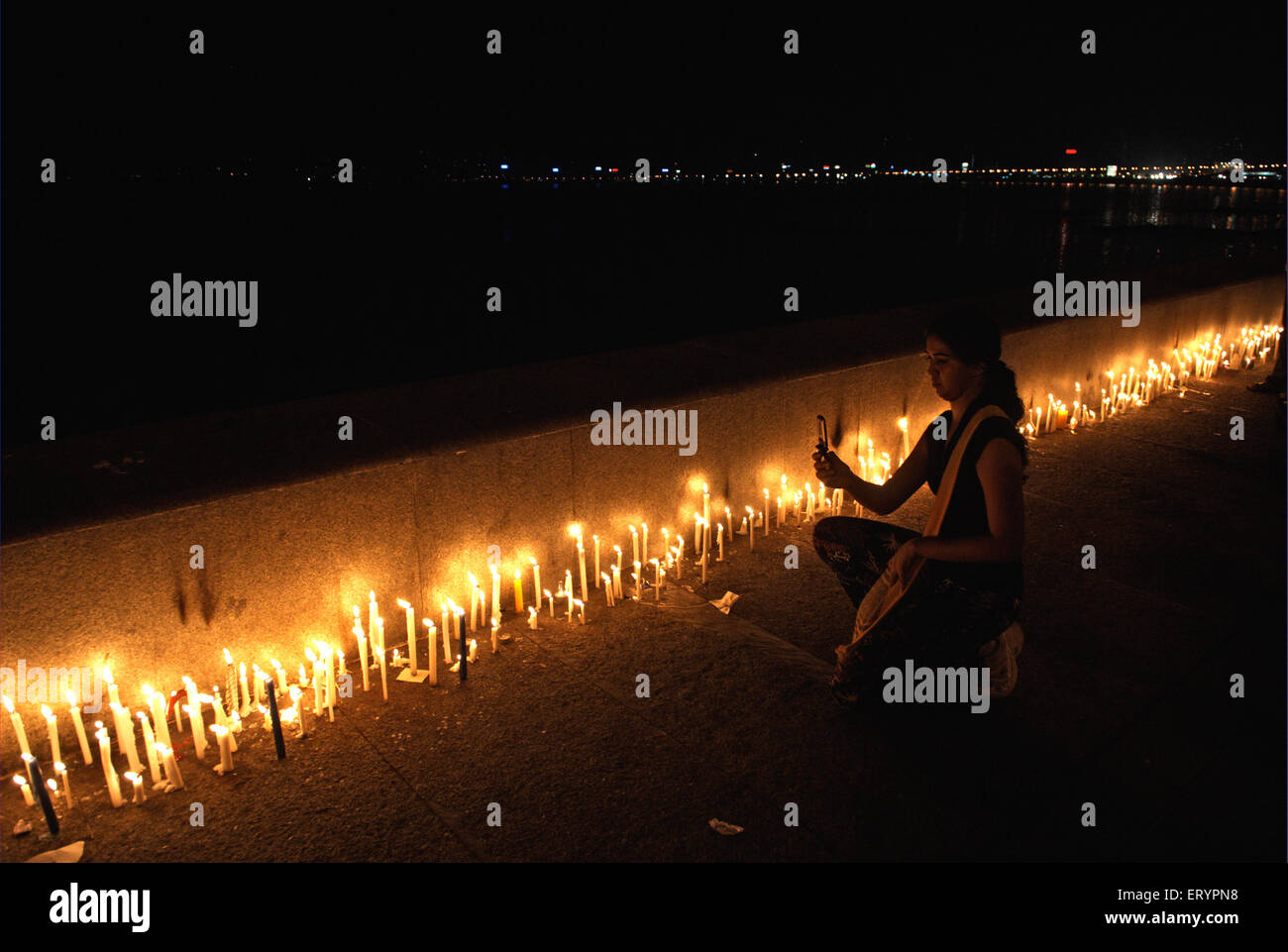Bougies d'éclairage les gens à Marine Drive en hommage aux victimes d'une attaque terroriste par deccan mujahedeen ; Bombay Banque D'Images