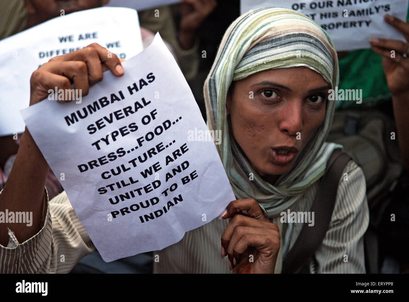 Manifestant holding brochure après une attaque terroriste par deccan mujahedeen dans Bombay Mumbai , Maharashtra Banque D'Images