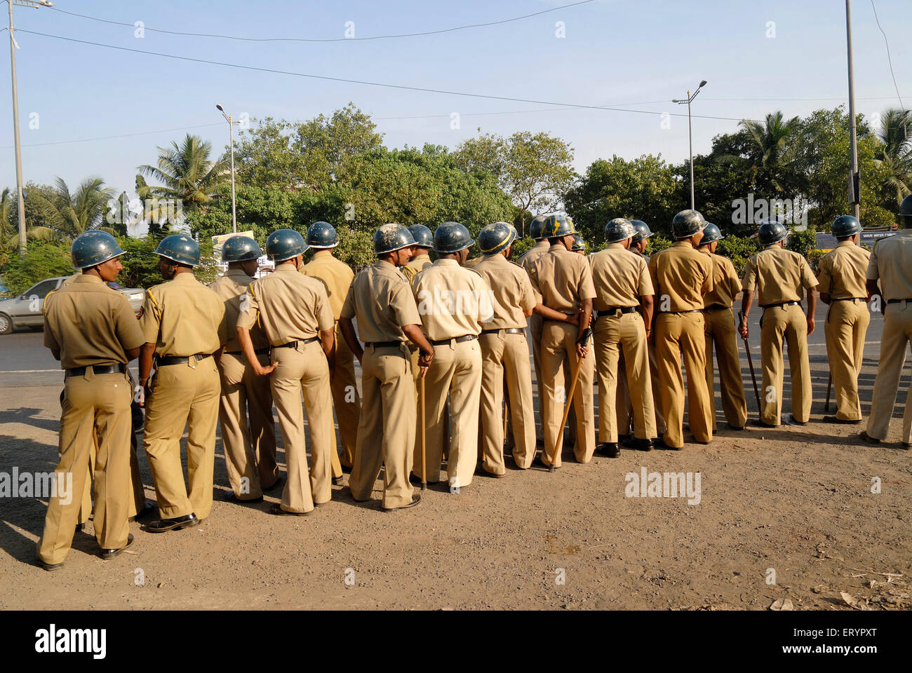 Police portant des casques pour la sécurité , Bombay , Mumbai , Maharashtra , Inde , Asie Banque D'Images