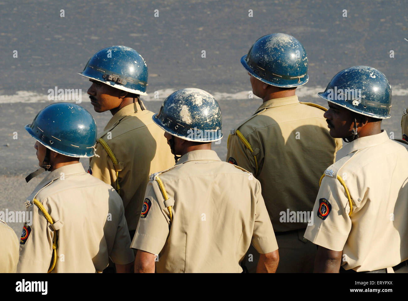 Police portant des casques pour la sécurité , Bombay , Mumbai , Maharashtra , Inde , Asie Banque D'Images