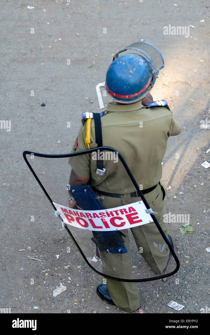 Police portant des casques pour la sécurité , Bombay , Mumbai , Maharashtra , Inde , Asie Banque D'Images