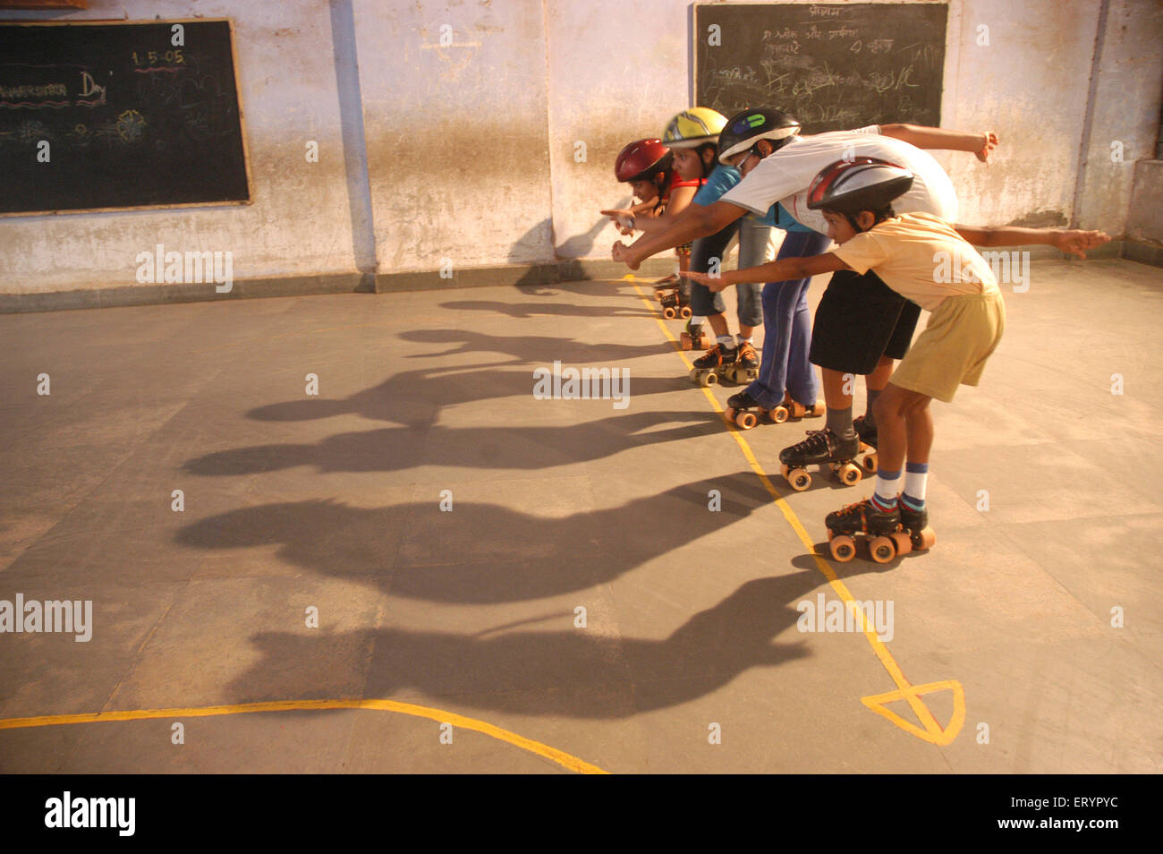 Patinage à roulettes , apprentissage des enfants à l'école , Bombay , Mumbai , Maharashtra , Inde , Asie Banque D'Images