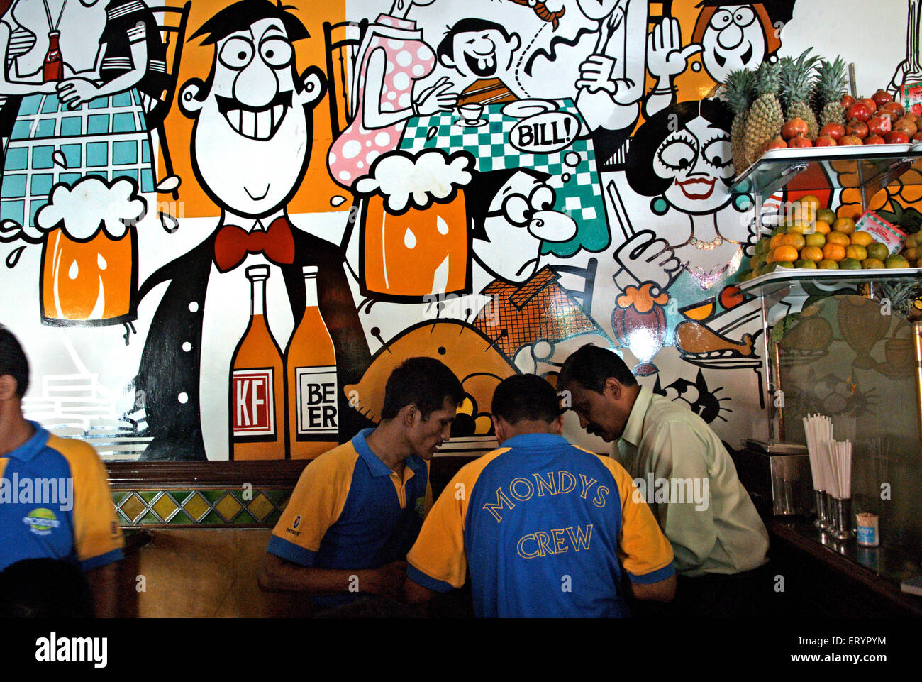 Serveurs , Café Mondegar , Bombay , Mumbai ; Maharashtra ; Inde 12 Décembre 2008 Banque D'Images