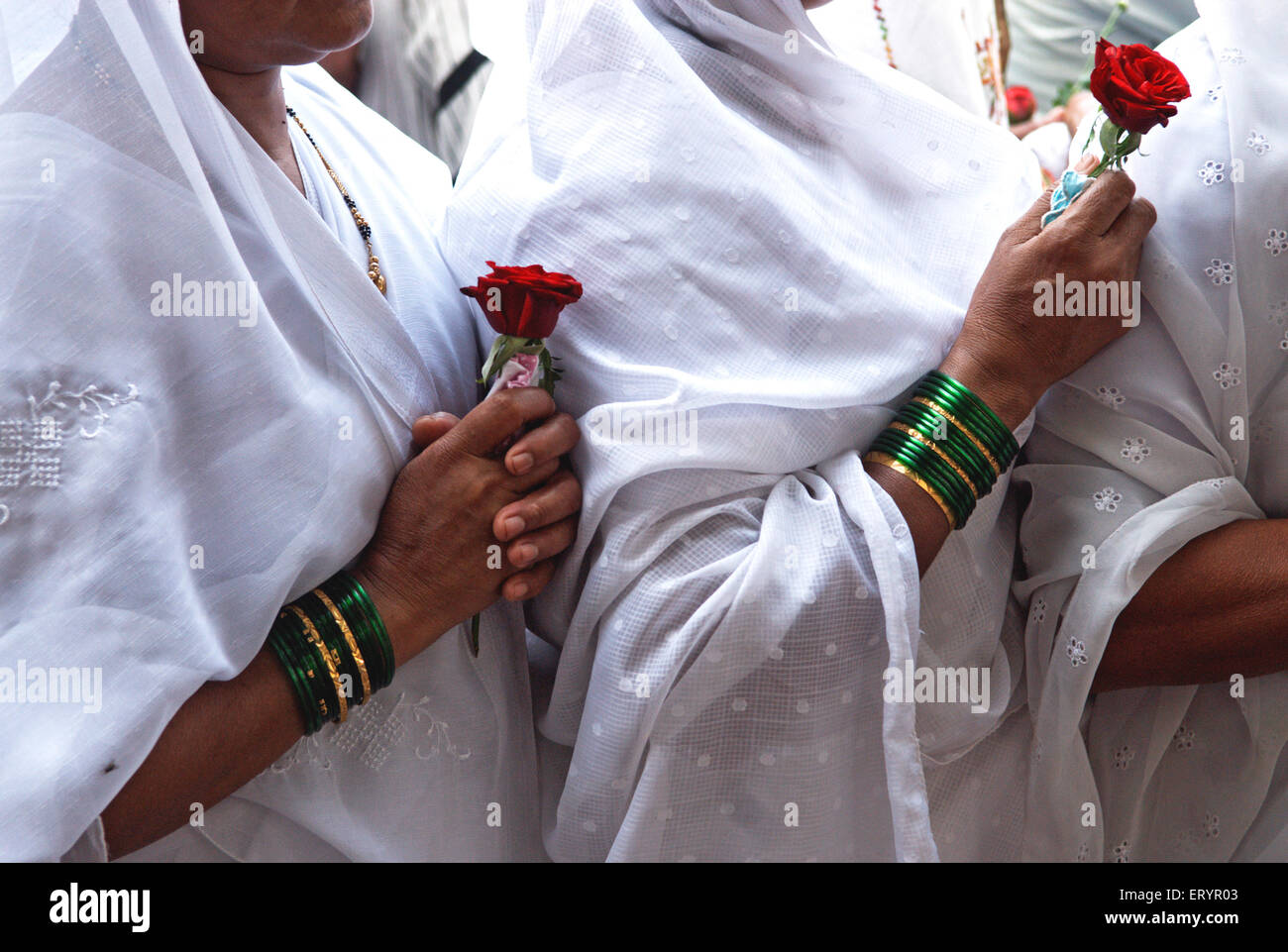 26/11 attaque terroriste de Bombay 2008 , femmes offrant des fleurs roses rouges aux victimes , Bombay , Mumbai , Maharashtra , Inde , Asie Banque D'Images