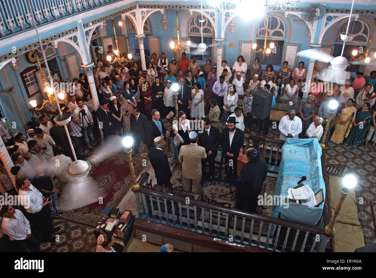 Keneseth Eliyahoo Synagogue , les Juifs offrant des prières à 26/11 victimes de l'attaque terroriste , Bombay , Mumbai , Maharashtra , Inde , Asie Banque D'Images