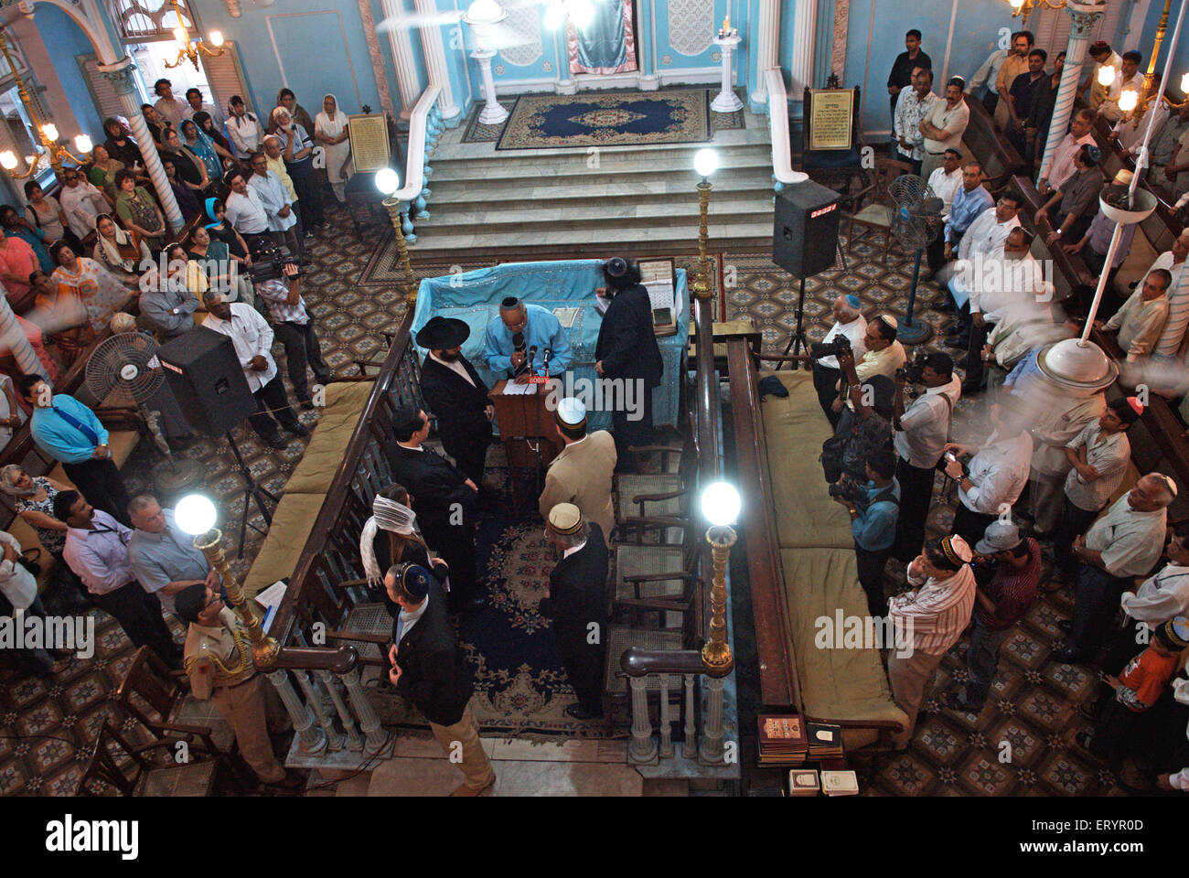 Keneseth Eliyahoo Synagogue , les Juifs offrant des prières à 26/11 victimes de l'attaque terroriste , Bombay , Mumbai , Maharashtra , Inde , Asie Banque D'Images