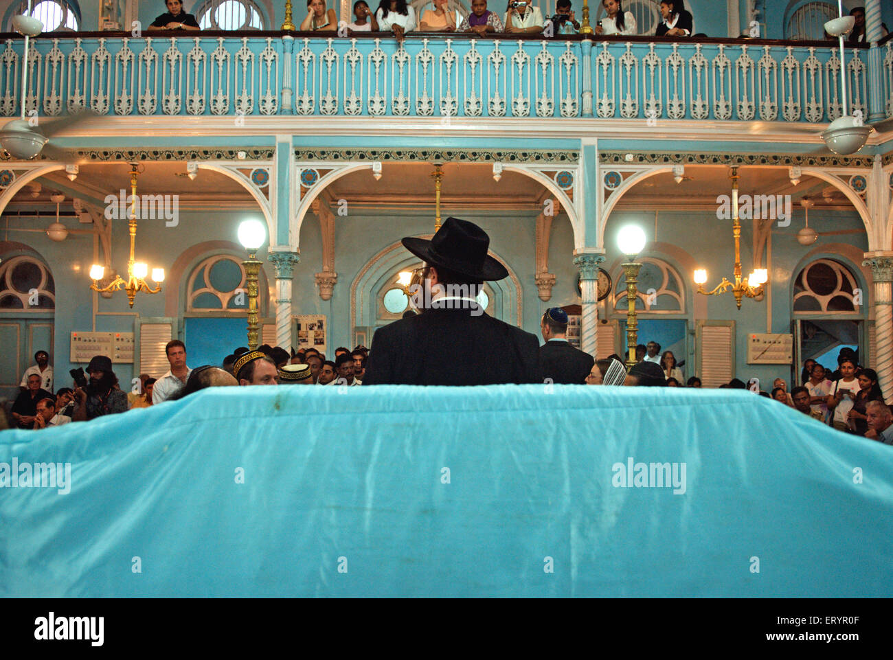 Keneseth Eliyahoo Synagogue , les Juifs offrant des prières à 26/11 victimes de l'attaque terroriste , Bombay , Mumbai , Maharashtra , Inde , Asie Banque D'Images