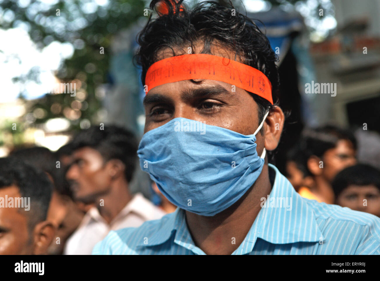Homme en masque protecteur pour la sécurité des virus ; Bombay ; Mumbai ; Maharashtra ; Inde Banque D'Images