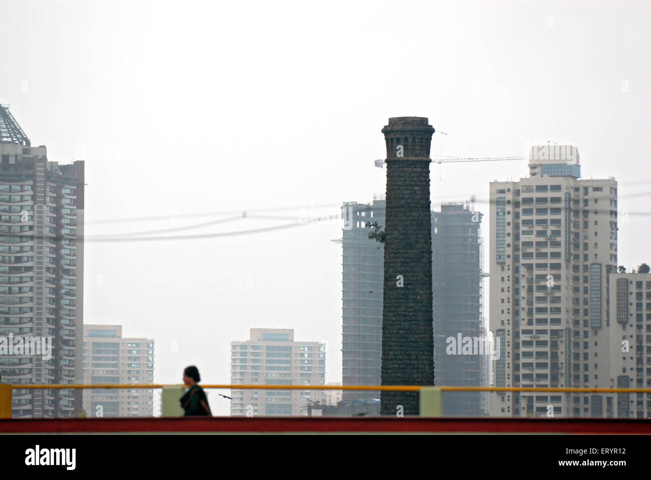Cheminée d'une ancienne usine fermée et de nouveaux gratte-ciels modernes , Basse Parel , Bombay , Mumbai , Maharashtra , Inde , Asie Banque D'Images