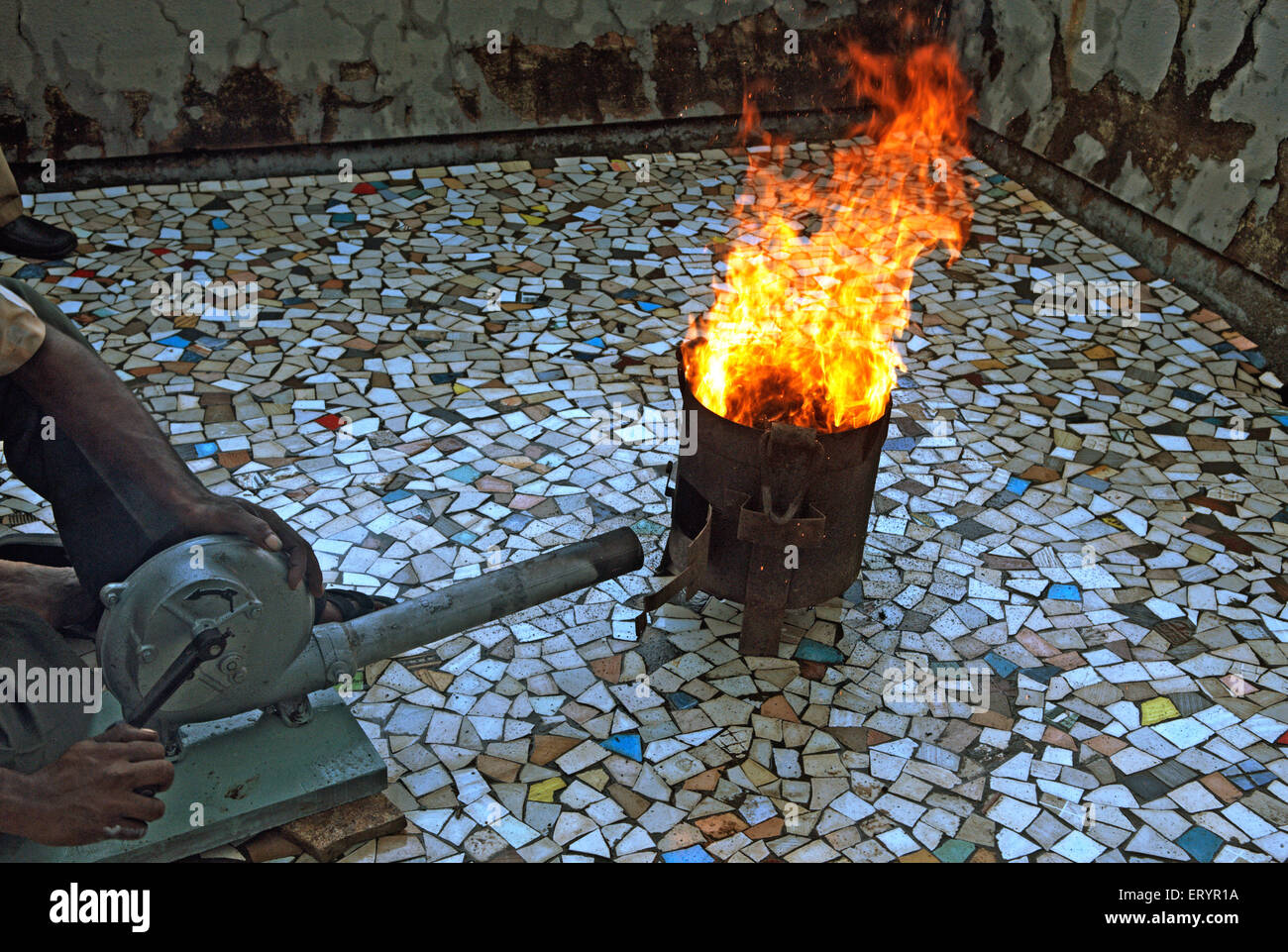 Air soufflé pour enflammer le poêle à charbon , Bombay , Mumbai ; Maharashtra ; Inde , Asie Banque D'Images