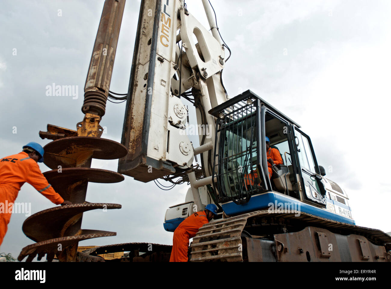 Les travailleurs nettoyant la foreuse Soilmec , Madras , Chennai ; Tamil Nadu ; Inde , Asie Banque D'Images