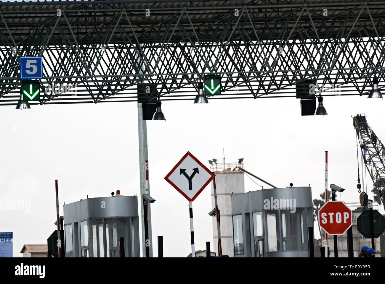 Toll Plaza , Bandra Worli Rajiv Gandhi Sea Link Cable restaient pont , Bombay , Mumbai , Maharashtra , Inde , Asie Banque D'Images Toll Plaza , Bandra Worli Rajiv Gandhi Sea Link Cable restaient pont , Bombay , Mumbai , Maharashtra , Inde , Asie Banque D'Images