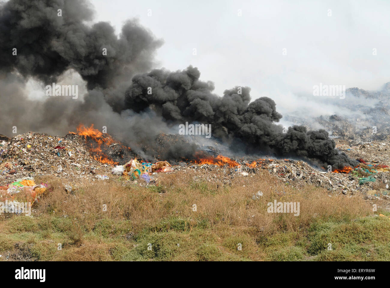 Brûlage des ordures , décharge sanitaire , décharge de déchets , Deonar ,  Bombay , Mumbai , Maharashtra , Inde , Asie Photo Stock - Alamy