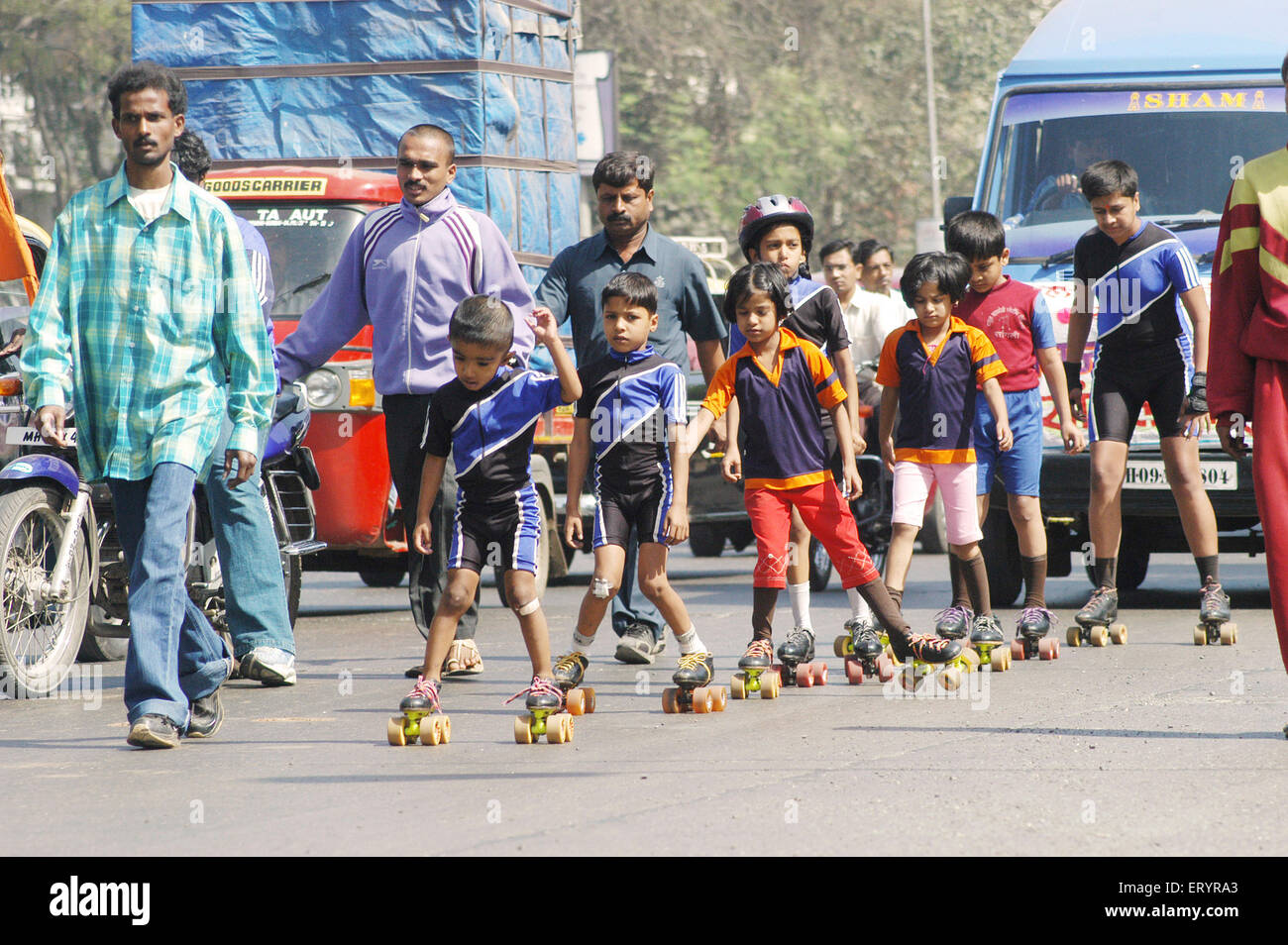 Patinage des enfants sur route, Bombay, Mumbai, Maharashtra, Inde, Asie Banque D'Images