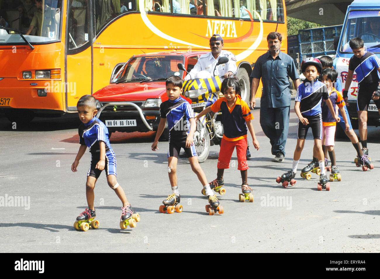 Patinage des enfants sur route, Bombay, Mumbai, Maharashtra, Inde, Asie Banque D'Images
