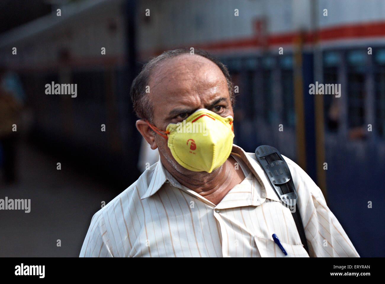 Visage de l'homme avec protection masque contre le virus ; Bombay ; Mumbai ; Maharashtra ; Inde Banque D'Images