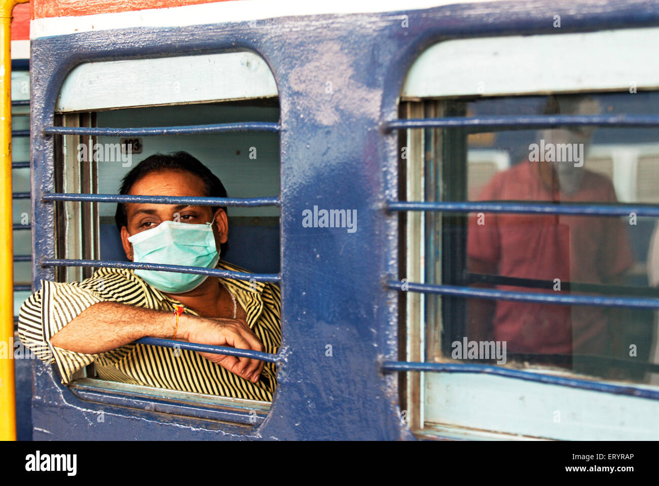 Homme portant un masque de protection contre le virus dans le train local ; Bombay ; Mumbai ; Maharashtra ; Inde ; Asie Banque D'Images