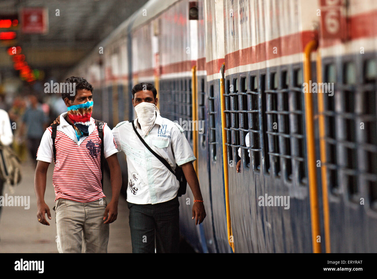 Personnes couvrant le visage avec masque mouchoir protection contre le virus , Bombay , Mumbai , Maharashtra , Inde , Asie Banque D'Images