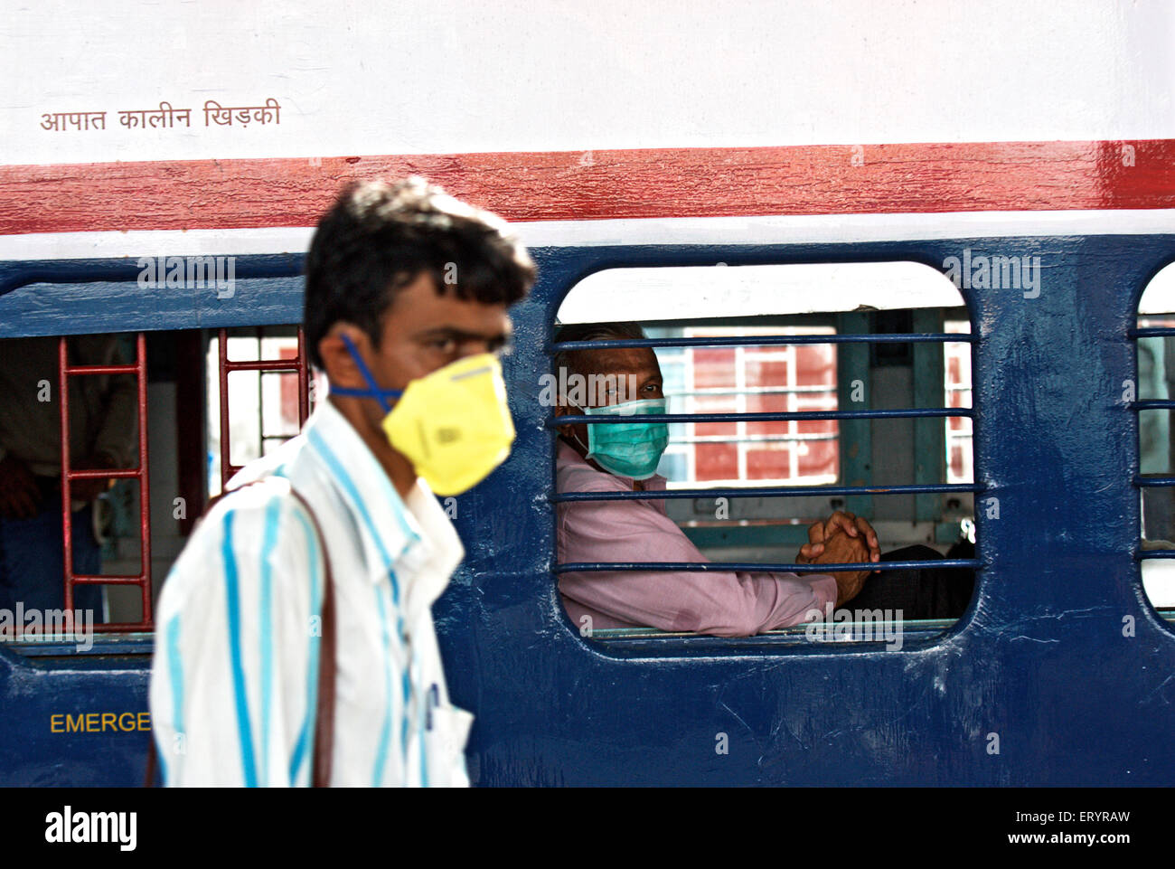 Homme portant un masque de protection contre le virus ; Bombay ; Mumbai ; Maharashtra ; Inde Banque D'Images