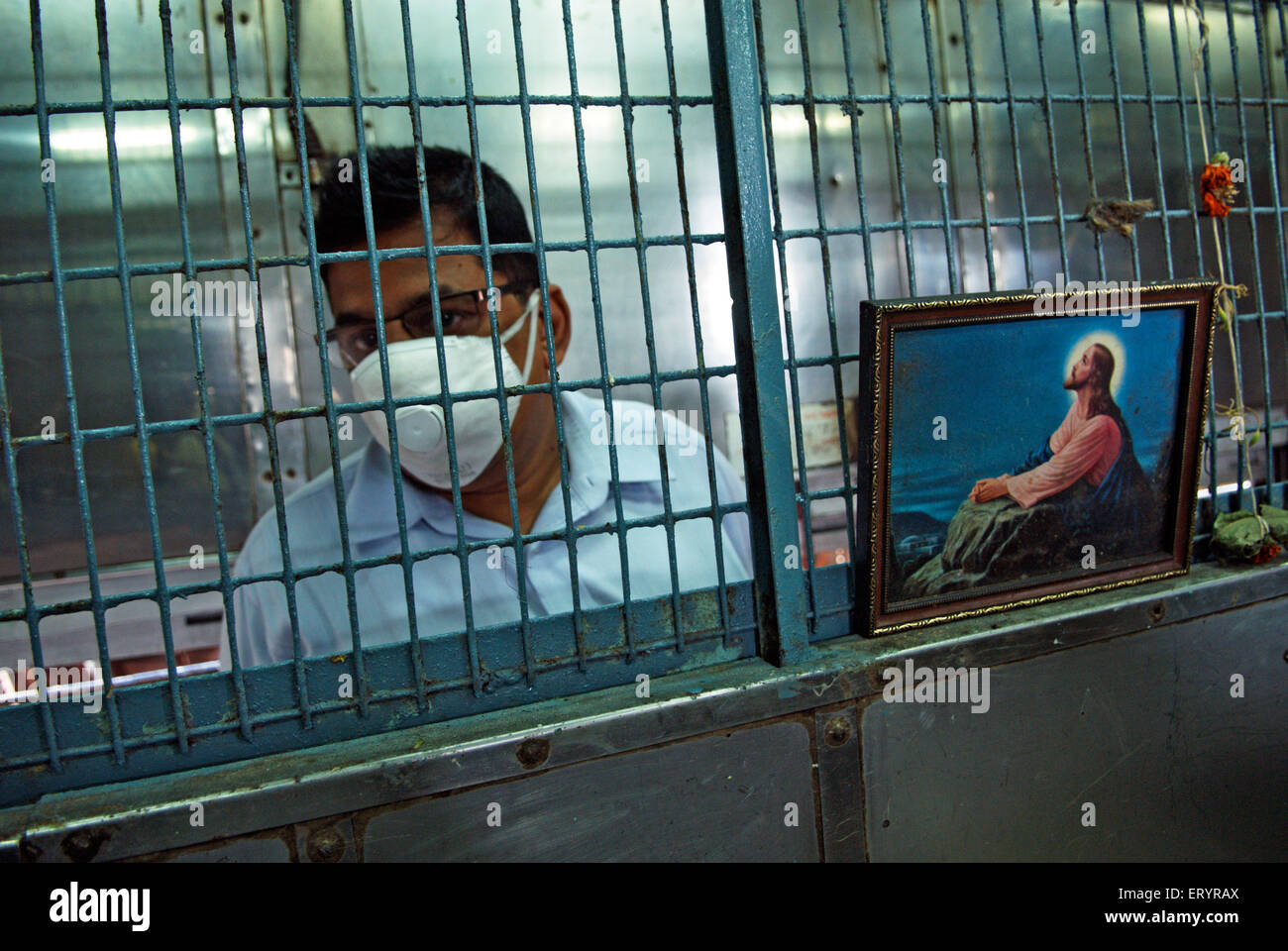 Visage de l'homme avec protection masque contre le virus ; Bombay ; Mumbai ; Maharashtra ; Inde Banque D'Images