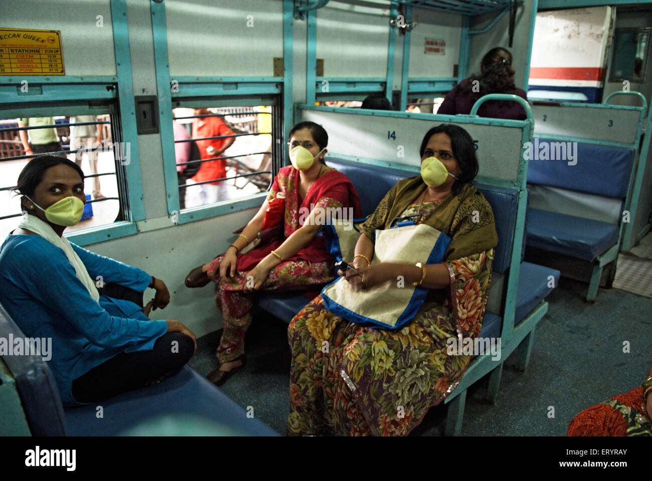 Femmes portant des masques de protection contre le virus ; Bombay ; Mumbai ; Maharashtra ; Inde Banque D'Images