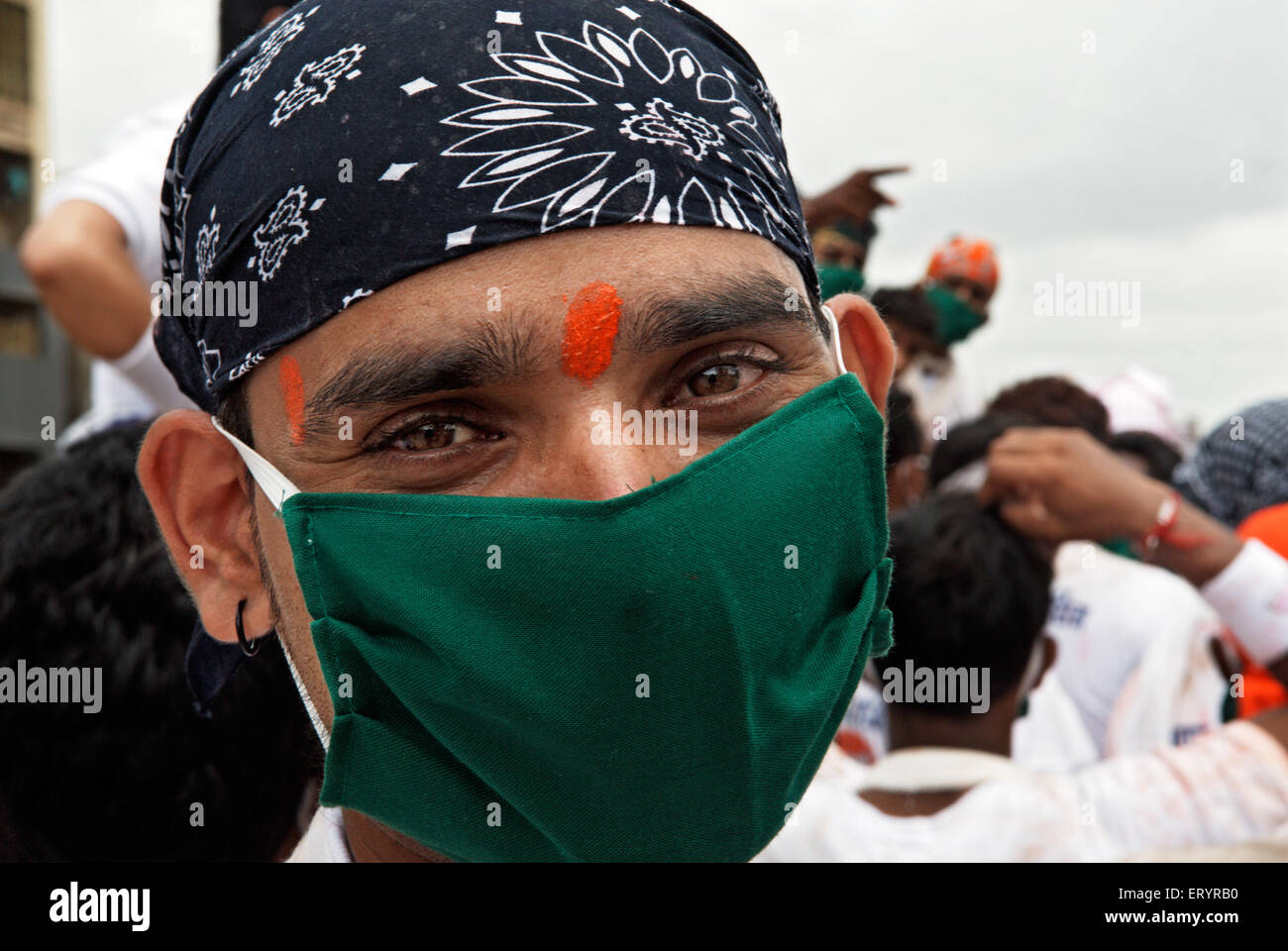Homme portant le masque comme protection contre le virus ; Bombay ; Mumbai ; Maharashtra ; Inde Banque D'Images