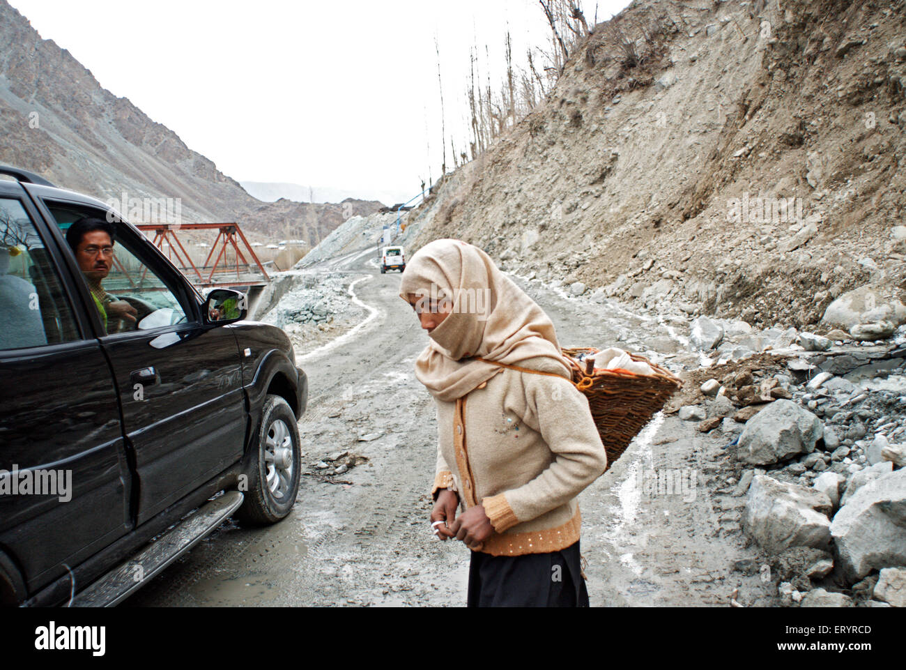 Fille du cachemire écharpe à visage couvert de projet hydraulique de Kargil ; Jammu-et-Cachemire ; Inde 10 avril 2008 NOMR Banque D'Images