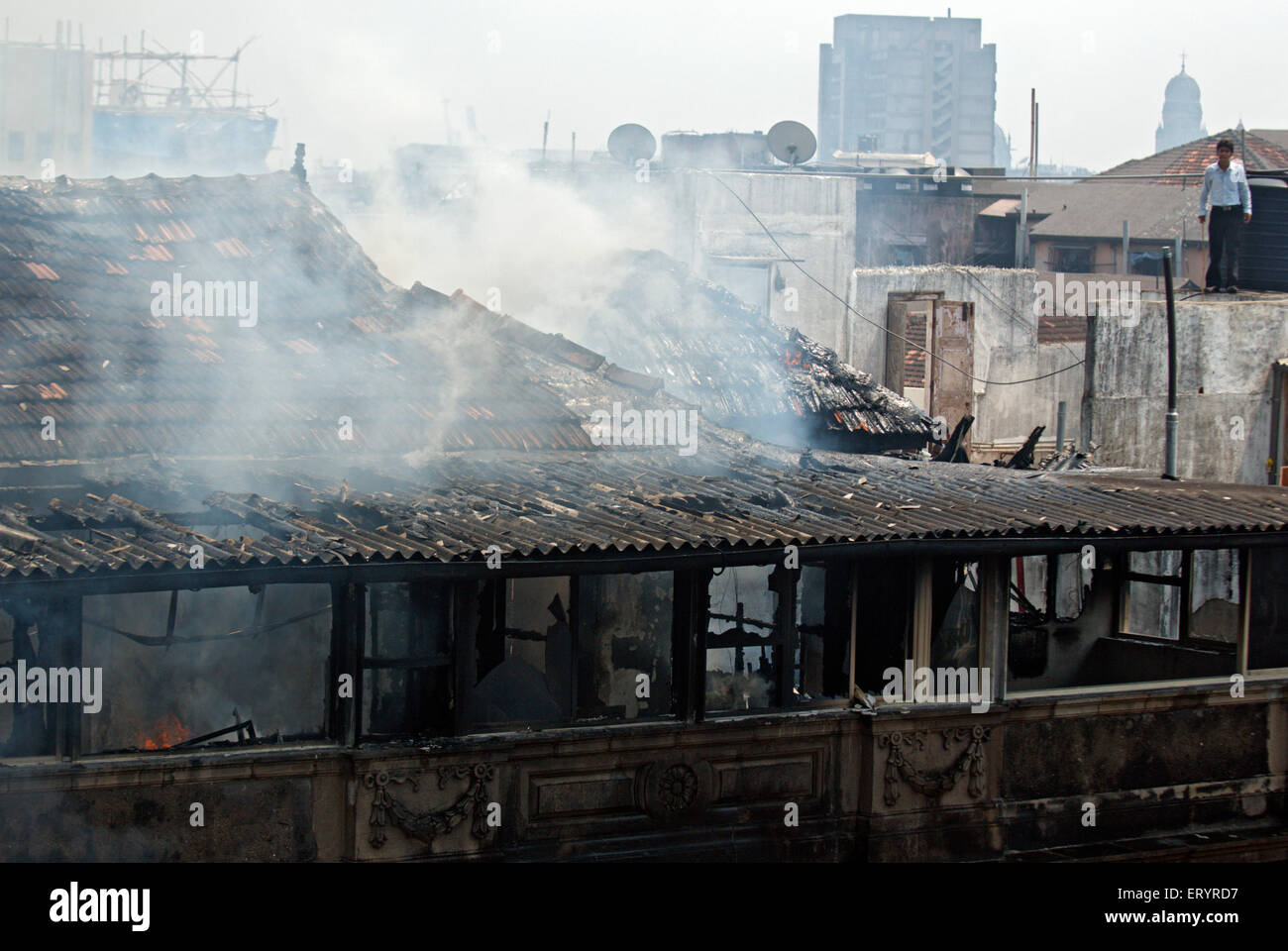 Dégâts d'incendie , Johri Mansion , Kalbajevi , Bombay , Mumbai , Maharashtra , Inde , Asie Banque D'Images