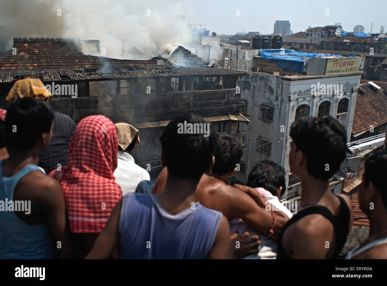 Les gens voyant le feu dans Johri Mansion , Kalbajevi , Bombay , Mumbai , Maharashtra , Inde , Asie Banque D'Images